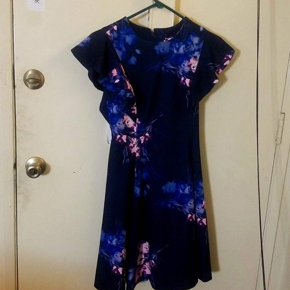 Beautiful dress DKNY with tag not worn